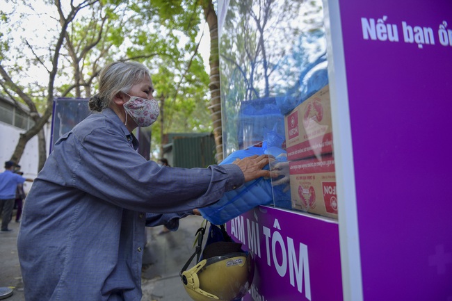 Sau “ATM gạo”, bác sĩ mở “ATM mì tôm” phát 100.000 suất quà cho người nghèo - Ảnh 2.