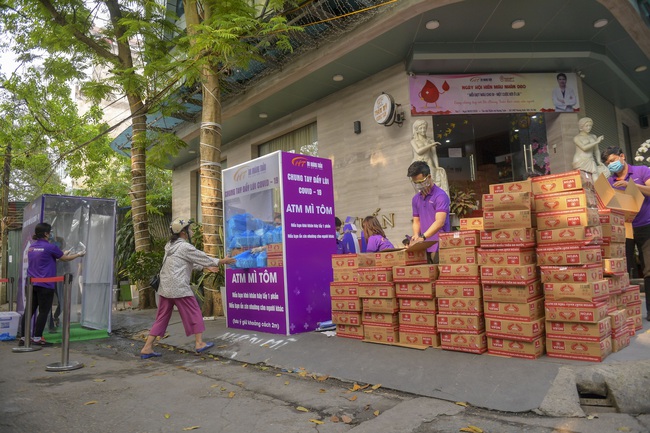 Sau “ATM gạo”, bác sĩ mở “ATM mì tôm” phát 100.000 suất quà cho người nghèo - Ảnh 1.