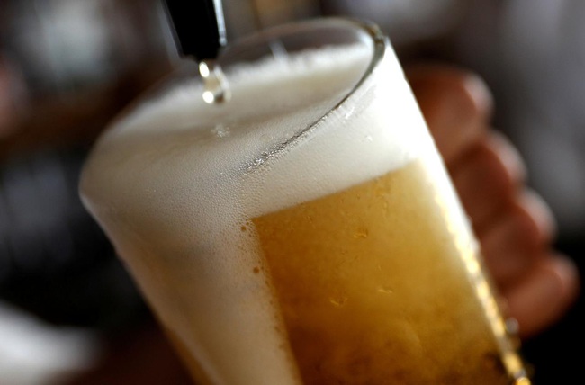Nguy cơ thiếu hụt bia, nước uống có ga trên toàn cầu do khủng hoảng đại dịch - Ảnh 1.