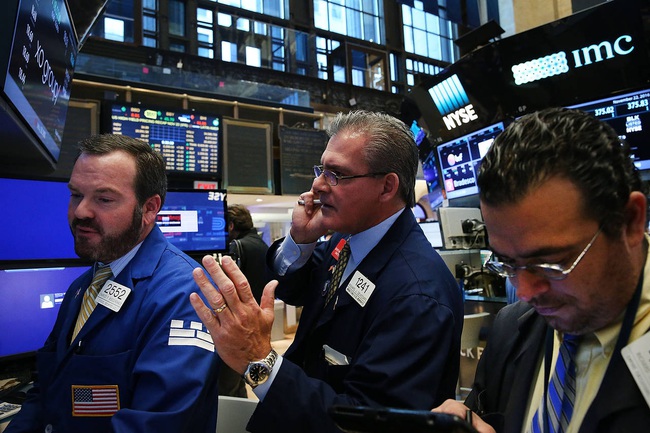 Dow Jones phục hồi 450 điểm khi giá dầu ổn định trở lại - Ảnh 1.