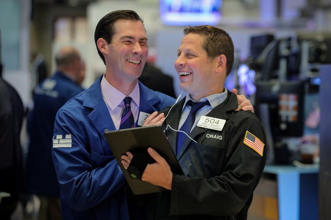 Dow Jones bật tăng 460 điểm, nhà đầu tư kỳ vọng kinh tế Mỹ phục hồi mạnh - Ảnh 1.