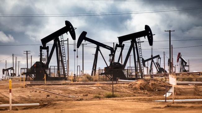 Giá dầu tăng khi Saudi Arabia bất ngờ tuyên bố hạ sản lượng thêm 1 triệu thùng - Ảnh 1.