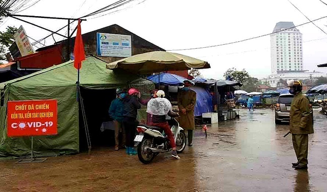 Lạng Sơn: Lập chốt dã chiến kiểm soát y tế người dân ra vào chợ - Ảnh 1.