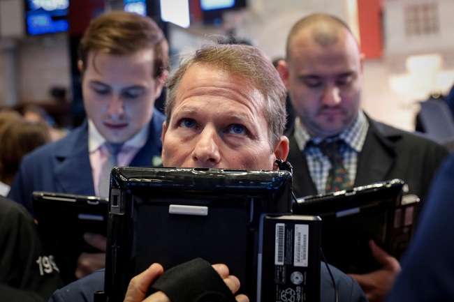 Dow Jones giảm 360 điểm khi Mỹ công bố báo cáo việc làm tệ nhất 11 năm - Ảnh 1.