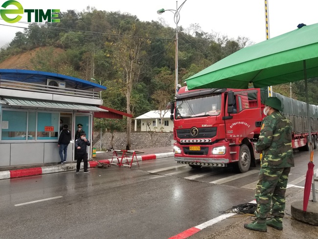 Trung Quốc tạm nghỉ hoạt động thông quan qua cửa khẩu đón Tết Thanh minh - Ảnh 1.