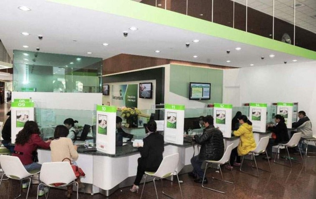 Vietcombank: Lợi nhuận giảm, nợ xấu tăng, có nên mua vào - Ảnh 1.