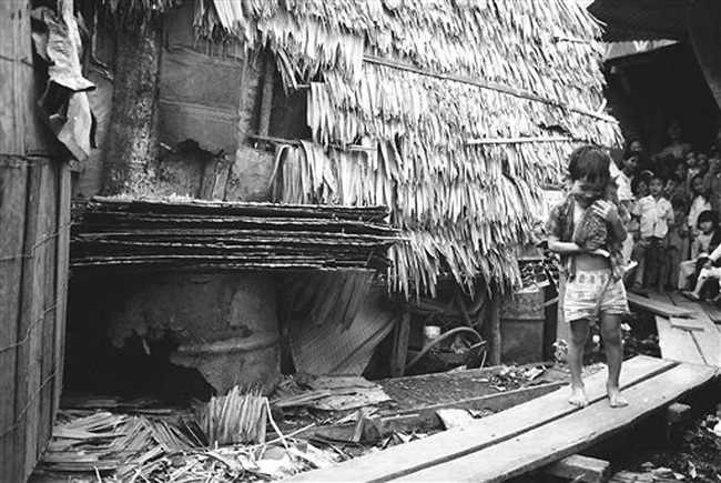 Ảnh sốc về khu ổ chuột trong nghĩa địa Sài Gòn xưa - Ảnh 6.