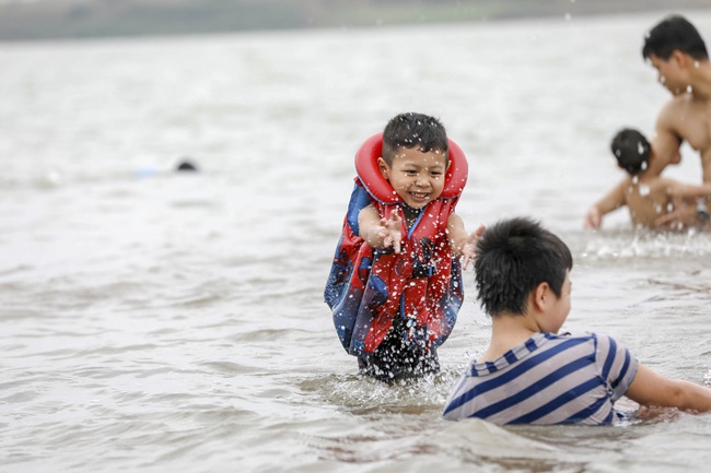 Hà Nội: Bất chấp biển cấm, hàng trăm người đổ ra sông Hồng tắm &quot;giải nhiệt&quot; - Ảnh 13.