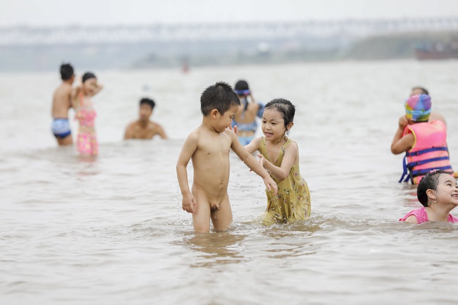 Hà Nội: Bất chấp biển cấm, hàng trăm người đổ ra sông Hồng tắm &quot;giải nhiệt&quot; - Ảnh 11.