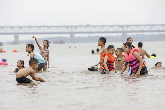 Hà Nội: Bất chấp biển cấm, hàng trăm người đổ ra sông Hồng tắm &quot;giải nhiệt&quot; - Ảnh 2.