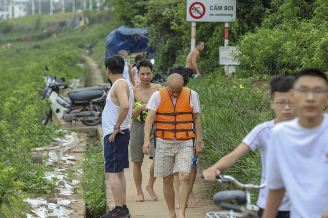 Hà Nội: Bất chấp biển cấm, hàng trăm người đổ ra sông Hồng tắm &quot;giải nhiệt&quot; - Ảnh 14.