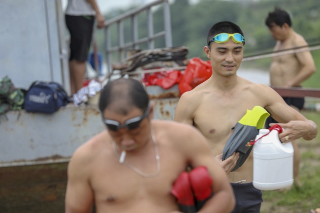 Hà Nội: Bất chấp biển cấm, hàng trăm người đổ ra sông Hồng tắm &quot;giải nhiệt&quot; - Ảnh 12.