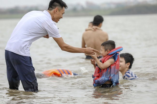 Hà Nội: Bất chấp biển cấm, hàng trăm người đổ ra sông Hồng tắm &quot;giải nhiệt&quot; - Ảnh 3.
