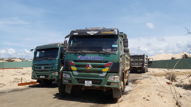 Hai lãnh đạo UBND trực tiếp ra hiện trường bắt khai thác cát trái phép - Ảnh 1.