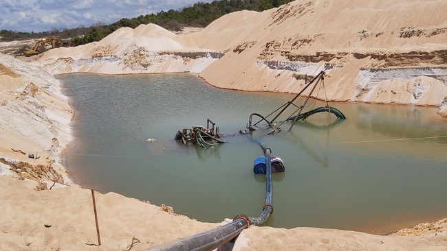 Hai lãnh đạo UBND trực tiếp ra hiện trường bắt khai thác cát trái phép - Ảnh 3.