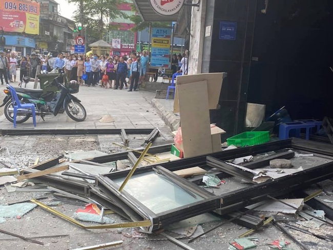 Hà Nội: Sau tiếng nổ lớn, nhiều người nhập viện cấp cứu - Ảnh 2.