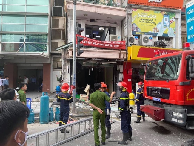 Hà Nội: Sau tiếng nổ lớn, nhiều người nhập viện cấp cứu - Ảnh 1.