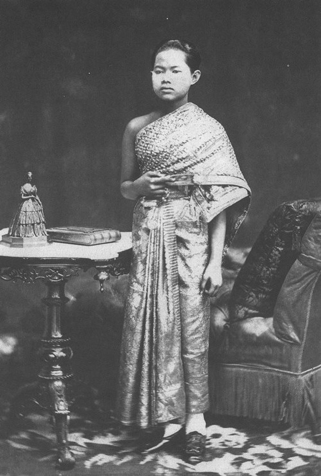 Hoàng hậu Thái Lan: Vẫy vùng trong nước đến chết đuối chỉ vì thân thể cao quý không ai được chạm vào - Ảnh 2.