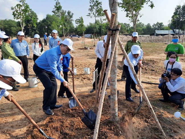 Trồng hơn 500 cây xanh bảo vệ môi trường - Ảnh 1.