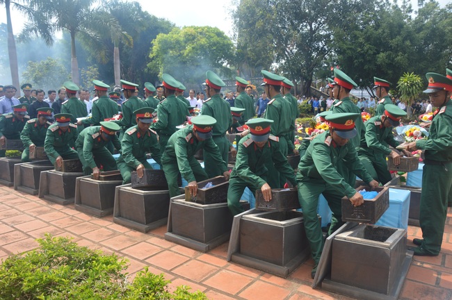 Gia Lai an táng 16 hài cốt liệt sĩ - Ảnh 4.