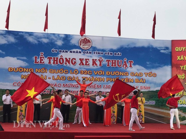 Yên Bái: Người dân đội mưa dự thông xe kỹ thuật đường gần 100 tỷ - Ảnh 1.