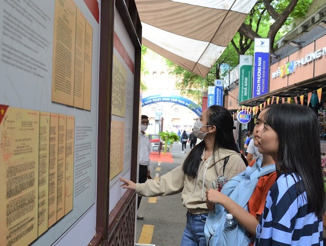 Sôi động các triển lãm sách, ảnh kỷ niệm Ngày sinh Chủ tịch Hồ Chí Minh - Ảnh 2.