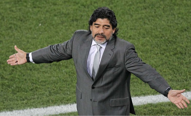 Diego Maradona bật khóc, kêu gọi mọi người làm điều đầy ý nghĩa - Ảnh 1.