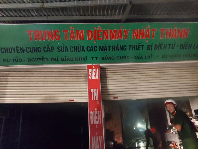 Cháy quán Karaoke, Công an dùng mặt nạ chống độc để chữa cháy - Ảnh 2.