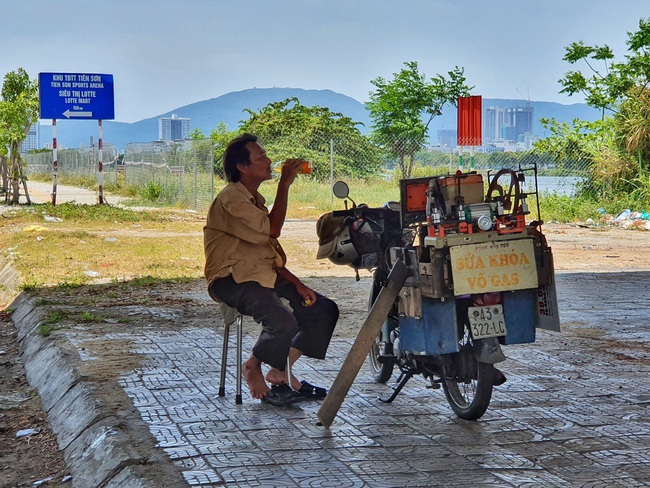 Người lao động oằn mình mưu sinh ngày nắng nóng - Ảnh 4.