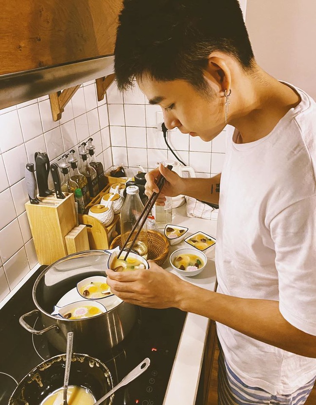 Tình cảm đắm say và hương vị ẩm thực thơm ngon sẽ làm say đắm lòng người. Hãy cùng Hari Won gặp một trai Hàn nấu ăn và tận hưởng cảm giác đầy thú vị khi hai người cùng trò chuyện về ẩm thực và văn hóa của hai quốc gia.