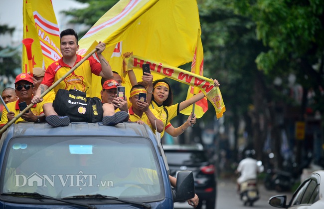 Hàng trăm CĐV Nam Định diễu hành trước trận gặp HAGL - Ảnh 4.