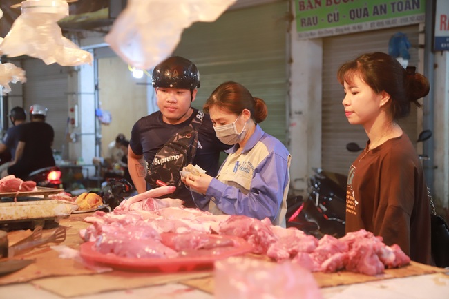 Giá thịt lợn tăng cao: Công nhân một tuần ăn thịt lợn 2 đến 3 lần - Ảnh 2.