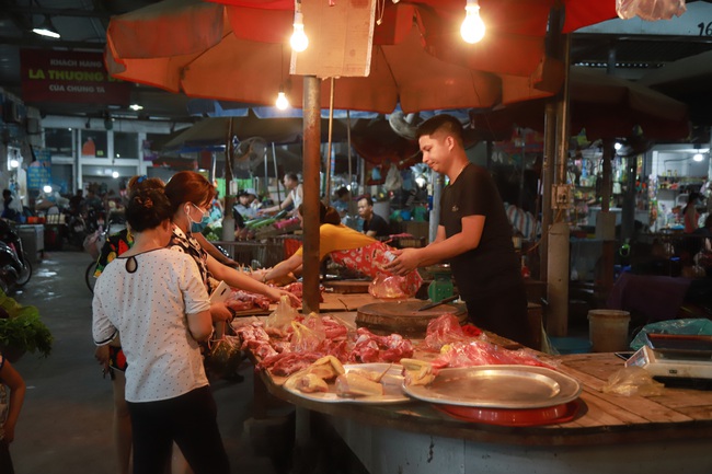 Giá thịt lợn tăng cao: Công nhân một tuần ăn thịt lợn 2 đến 3 lần - Ảnh 3.