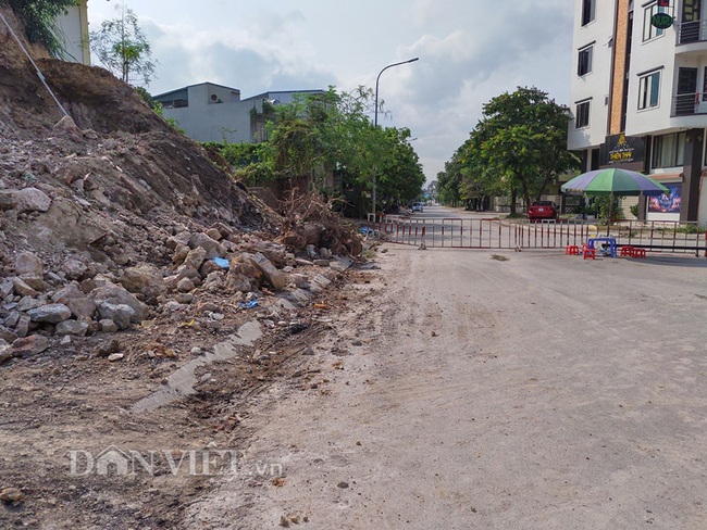 Quảng Ninh: Mưa lớn, sập bờ kè đang xây, 7 hộ dân bị uy hiếp - Ảnh 3.