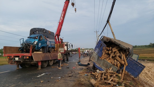 Dừng đi vệ sinh bên đường, 2 xe tải va chạm với nhau người phụ nữ tử vong mắc kẹt trong cabin - Ảnh 1.