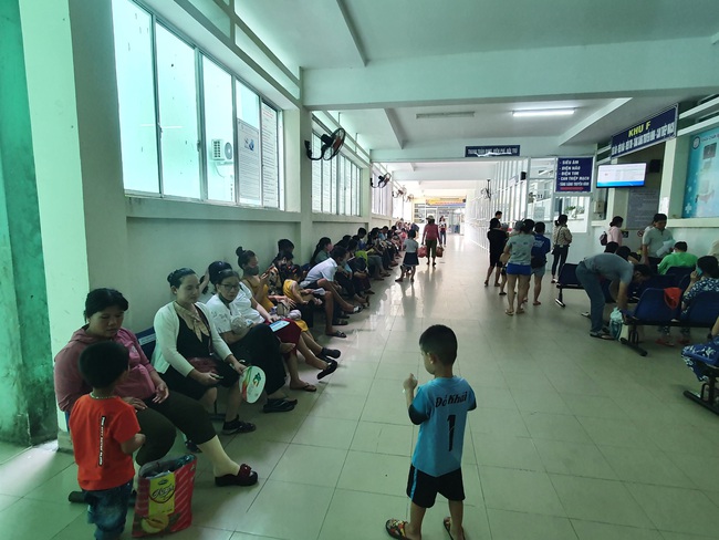 Đà Nẵng: Nắng nóng, trẻ em &quot;đua nhau&quot;đến bệnh viện - Ảnh 3.