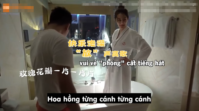 Lộ clip hậu trường cảnh tắm tương tư “Hạnh phúc trong tầm tay”: Địch Lệ Nhiệt Ba siêu “lầy lội”, chọc phá Hoàng Cảnh Du - Ảnh 4.