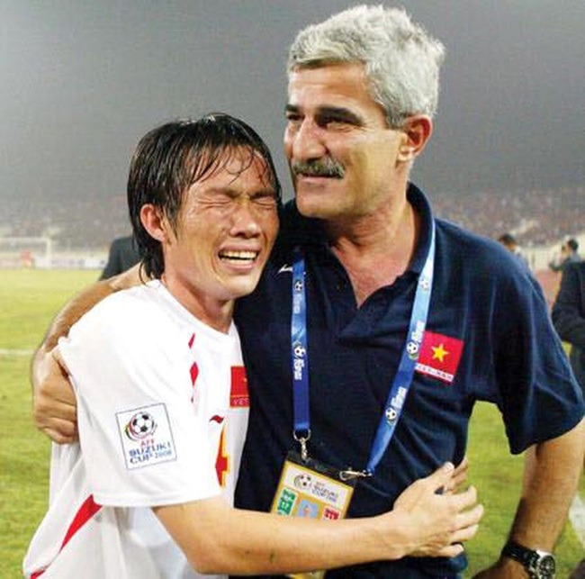 Sự thật vụ nhà vô địch AFF Cup &quot;quỳ lạy xin rời ĐT Việt Nam&quot; - Ảnh 1.