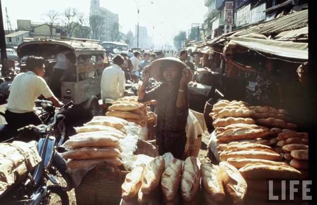 Loạt ảnh cực lý thú về bánh mì ở Sài Gòn xưa - Ảnh 1.