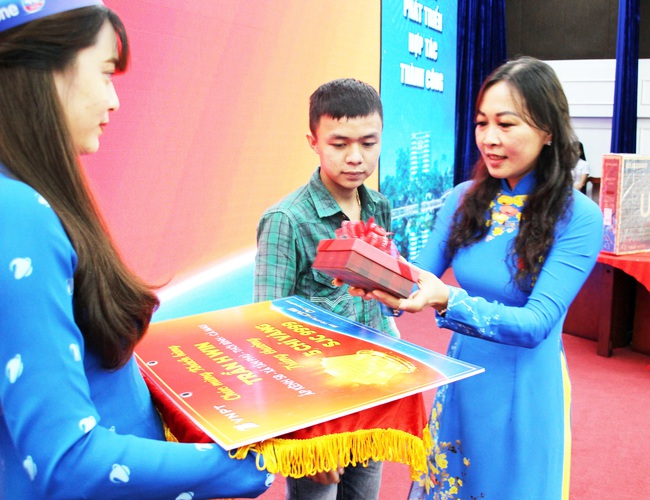 VNPT Cà Mau tổ chức trao thưởng “It Today”: “Đón Tết cùng Home – Ôm trọn giải trí” và “Xuân phú quý – Nhận Tivi” - Ảnh 2.