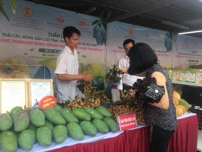 Hàng trăm đặc sản địa phương tập trung tại Hà Nội - Ảnh 1.