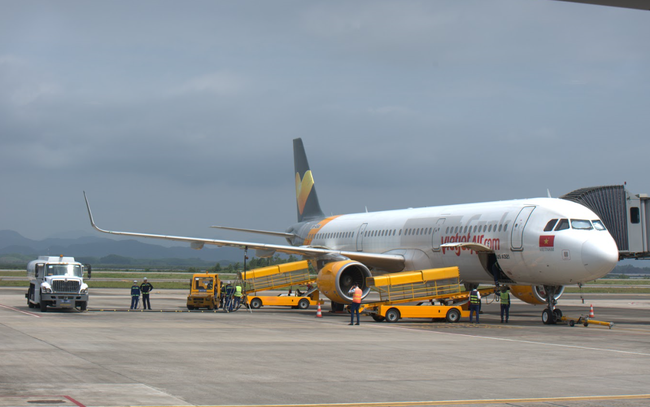 Sân bay Vân Đồn đón chuyến bay thương mại đầu tiên sau dịch Covid-19 - Ảnh 1.