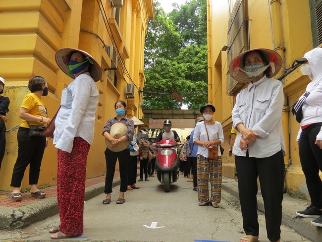 Báo Nông thôn Ngày nay và các đơn vị tài trợ phát 15 tấn gạo đến tay người khó khăn - Ảnh 7.