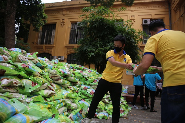 Báo Nông thôn Ngày nay và các đơn vị tài trợ phát 15 tấn gạo đến tay người khó khăn - Ảnh 4.