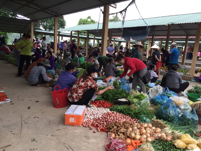 Chợ phiên quê &quot;đồng giá 10 ngàn&quot; - Ảnh 3.