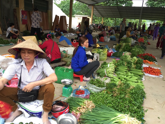 Chợ phiên quê &quot;đồng giá 10 ngàn&quot; - Ảnh 2.