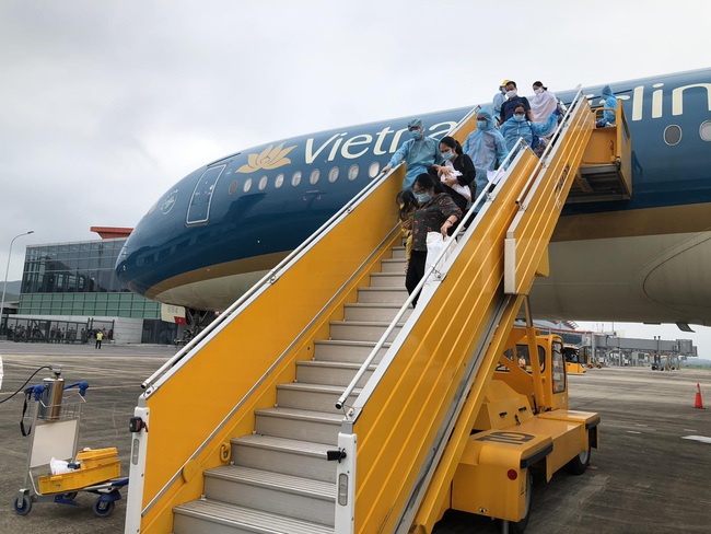 Việt Nam tiếp nhận gần 300 công dân từ Canada hồi hương về nước - Ảnh 1.