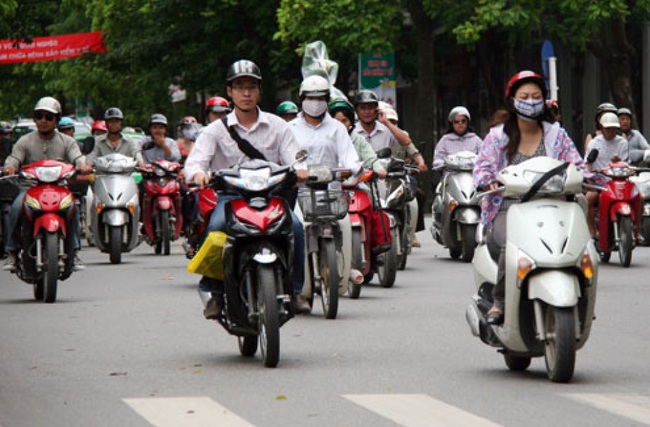 Có nên bắt buộc người đi xe máy bật đèn chiếu sáng ban ngày? - Ảnh 1.