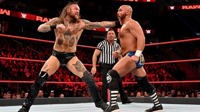 10 pha biểu diễn quá đà của đô vật WWE khiến đối thủ… gãy xương - Ảnh 1.