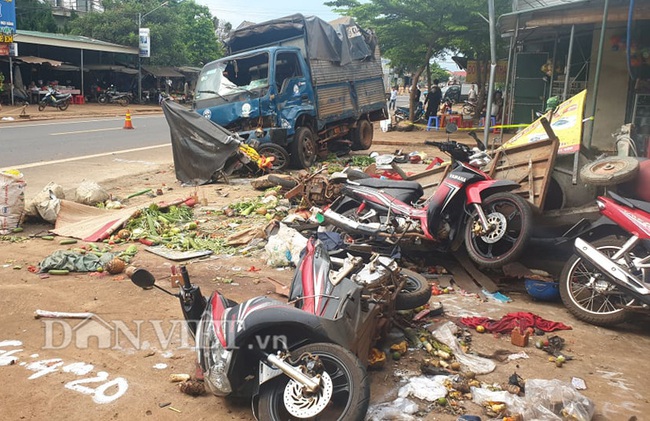 Vụ xe tải lao vào chợ, 5 người chết: Tài xế khai tông vào các xe khác để giảm tốc - Ảnh 1.